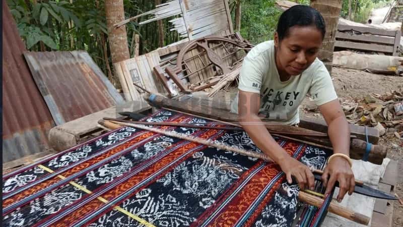 Peran Ganda Perempuan Penenun di Desa Sikka, NTT