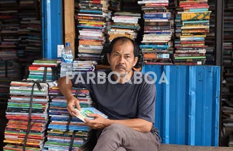 Pahit Jalan Hidup Sang Penggerak Lapak Buku Bekas Medan