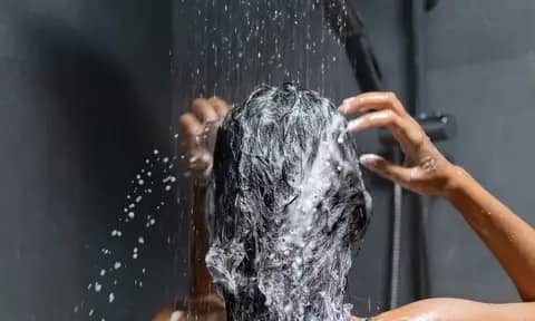 Apakah Mandi Air Panas Baik bagi Kulit dan Rambut?