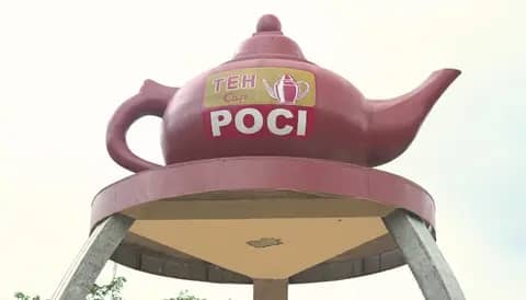 Tradisi Mantu Poci: Ketika Sepasang Poci Naik Pelaminan