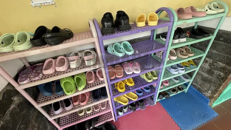 Kumpulan alas kaki anak di Little Giants Preschool Jakarta (Foto: PARBOABOA/Defri Ngo)