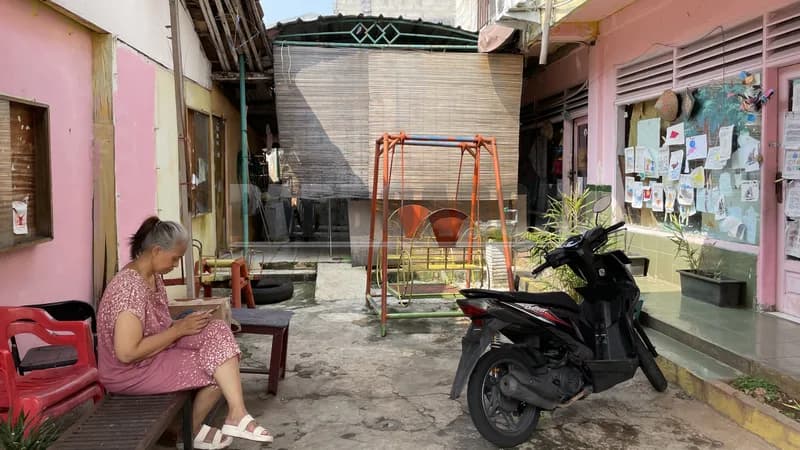 Indah tampak sibuk menghubungi Zahro pemilik daycare Putra Lestari (Foto: PARBOABOA/Defri Ngo)