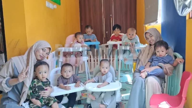 Dua orang pengasuh bersama sejumlah anak di daycare (Foto: dok. Daycare Al Hadi)