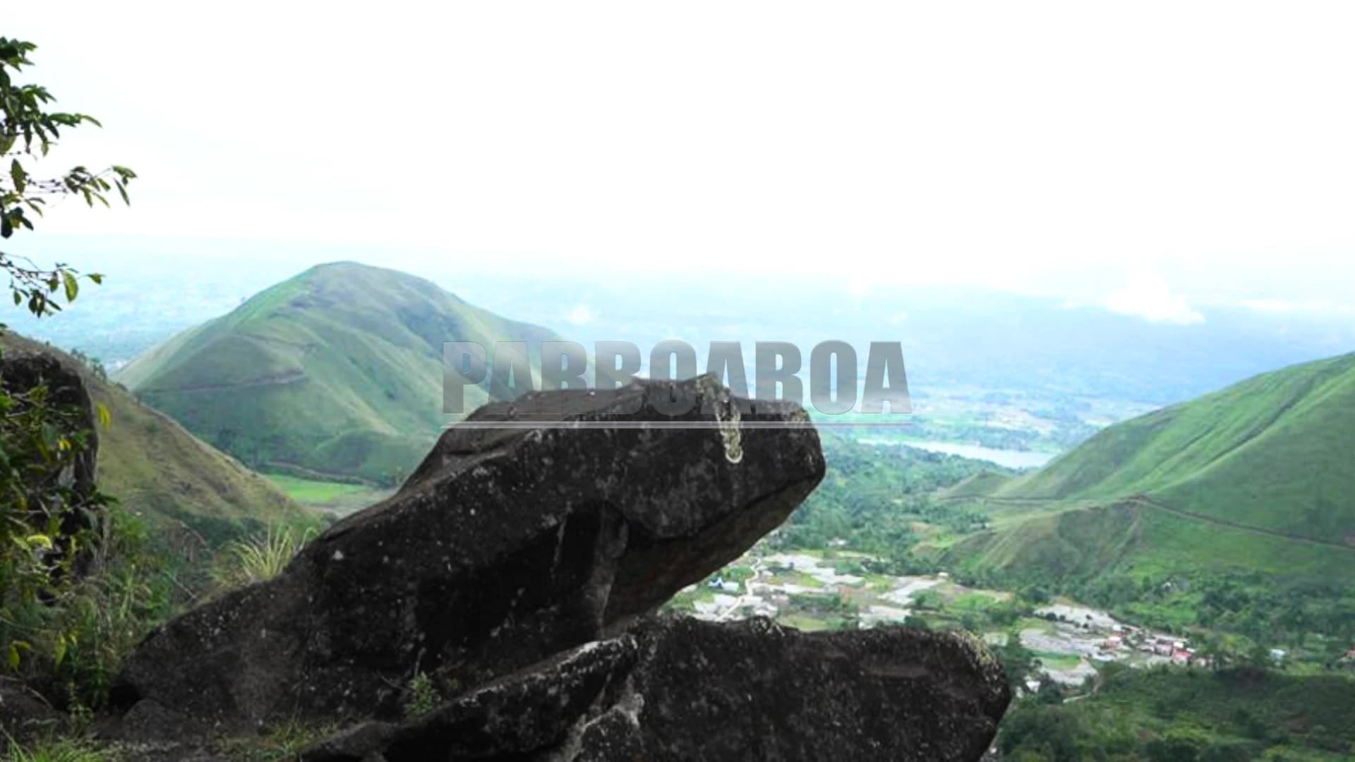 Batu Maroppa atau batu menggendong di Desa Tamba Dolok