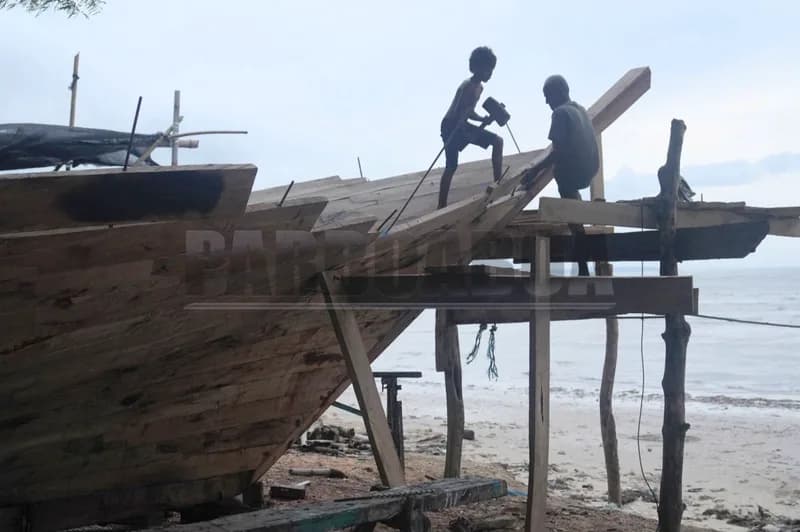 Pada sebuah titik di Pantai Lasiana, Kupang, Nusa Tenggara Timur.