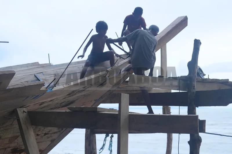 Mereka asyik bekerja keras dengan bahu-membahu di sisi anjungan.