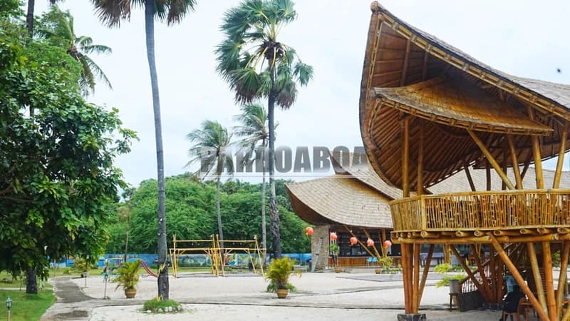 Hujan deras berkawan angin kencang meraja saban hari.