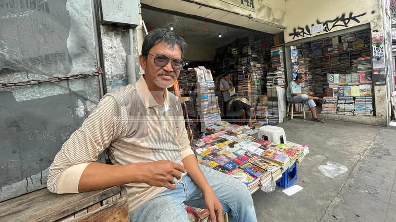 Aco Syarif (50) salah satu pedagang buku di Kwitang (Foto: PARBOABOA/Defri Ngo)