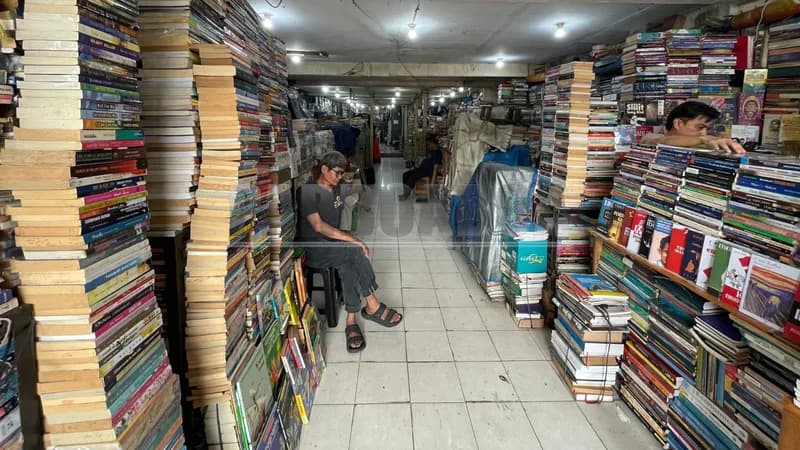 Tumpukan buku di dalam Pasar Buku Kwitang (Foto: PARBOABOA/Defri Ngo)