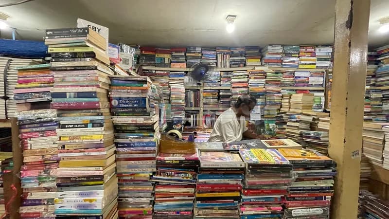 Pedagang buku di Kwitang sedang duduk menanti pembeli (Foto: PARBOABOA/Defri Ngo)