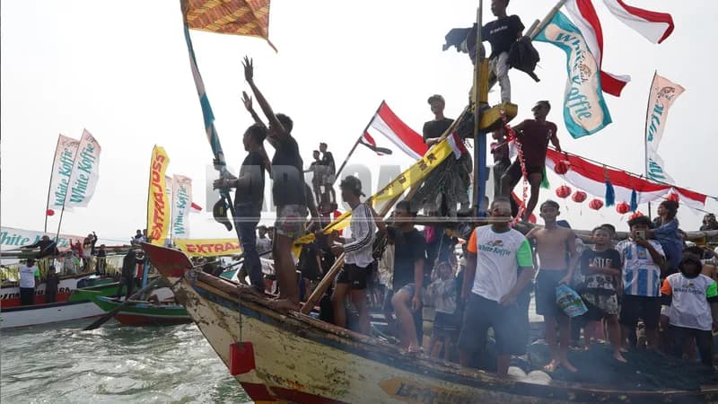 Tradisi Pesta Laut atau Ruwat Laut Carita di Kecamatan Carita, Kabupaten Pandeglang, Provinsi Banten.