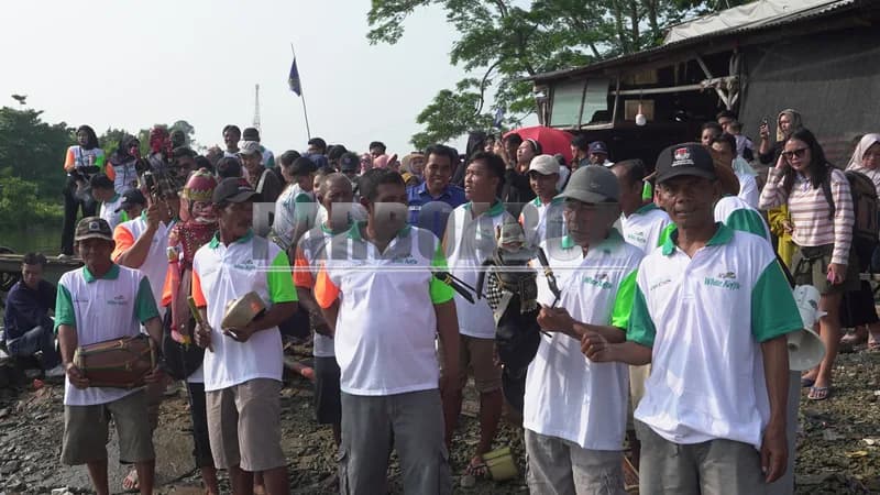 Para nelayan dan warga tampak antusias saat bersiap menaiki kapal dari TPI Carita.