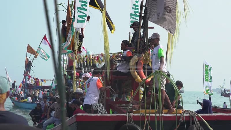 Setelah sesaji dilarungkan, warga bersorak gembira dan berdoa agar hasil tangkapan laut mereka melimpah serta diberikan keselamatan dalam melaut