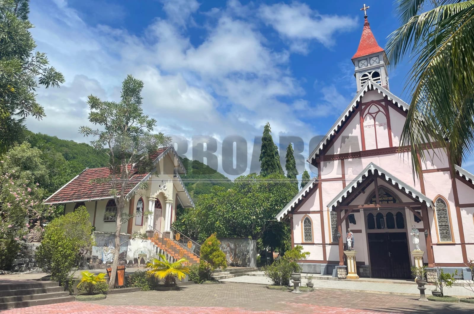 Tampak depan Gereja Santo Ignatius Loyola yang oleh masyarakat setempat akrab disebut Gereja Tua Sikka. Dibangun sekitar tahun 1896 dan diresmikan pada 24 Desember 1899. (Foto: PARBOABOA/Defri Ngo).