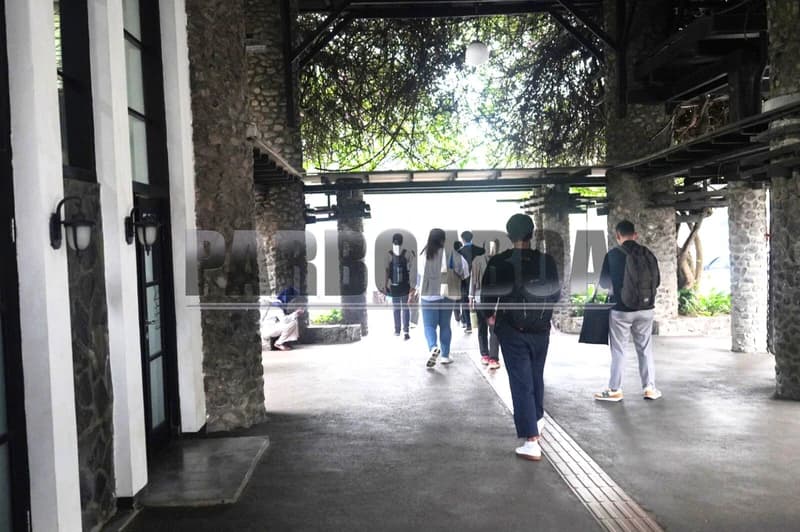Perancang bangunannya adalah arsitek Henri MacLaine Pont (1884-1971), berayahkan blasteran Skotlandia-Spanyol dan beribukan orang dari  Pulau Buru, Maluku. 