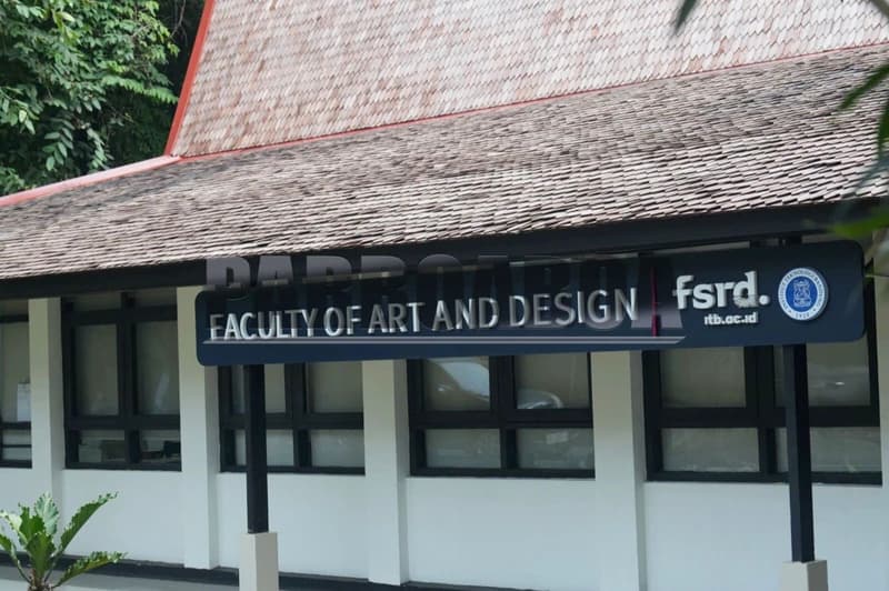 Kampus ITB terletak di jantung kota Bandung.