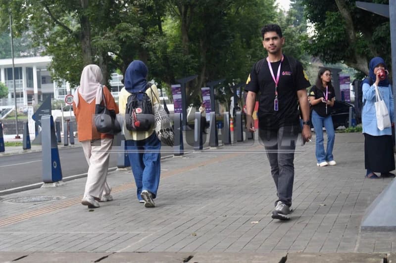 Soekarno yang kemudian lebih dikenal sebagai sang proklamator, salah seorang alumninya. 