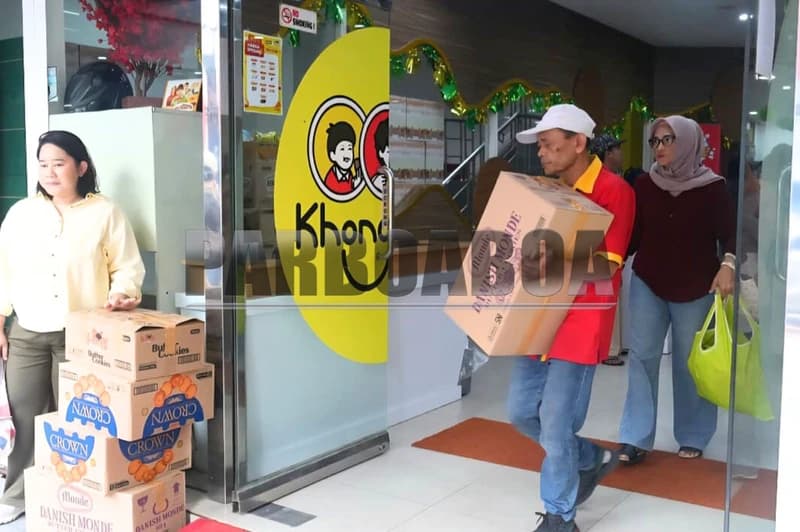 Di rumah-rumah rakyat, bleknya yang bergambarkan seorang perempuan sarapan bersama dua anaknya bisa menjadi wadah apa saja, termasuk rangginang.