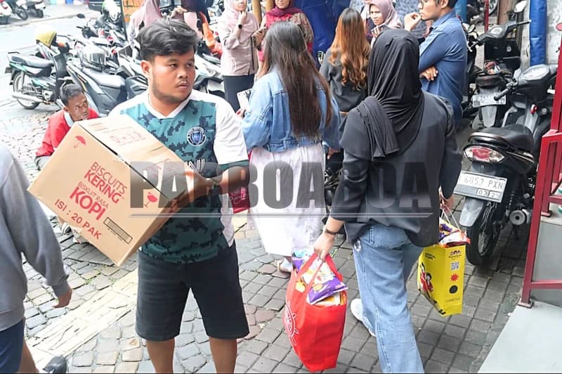 Para grosir ikut juga menyemarakkan suasana. Berkardus-kardus biskuit yang mereka beli