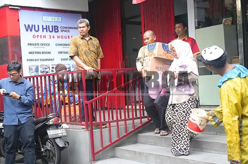 Murah-meriah, itulah identitas produk  Khong Guan, perusahaan yang didirikan abang-adik asal Tiongkok, di Singapura pada1947.