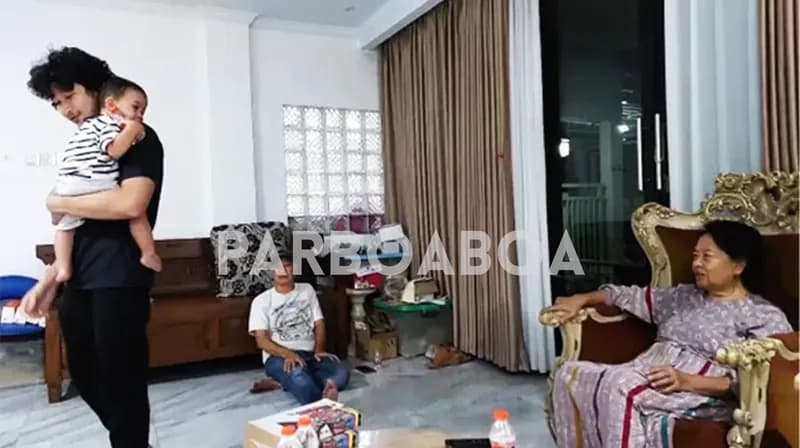Mas Yudi (tengah), Bersama Angga, Dipa, dan Mbak Titi (Foto: P. Hasudungan Sirait/PARBOABOA).