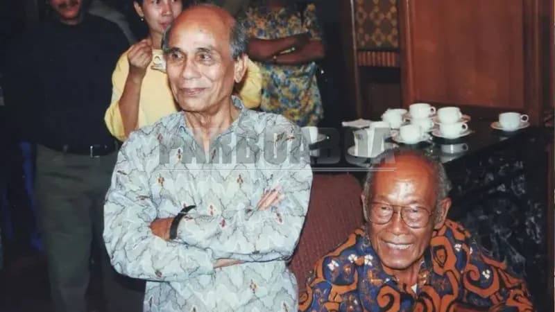 Dua sastrawan Indonesia terkemuka Indonesia sedang bersanding: Pramoedya Ananta Toer (Pram; kanan) dan Sitor Situmorang (Foto: P. Hasudungan Sirait/PARBOABOA).