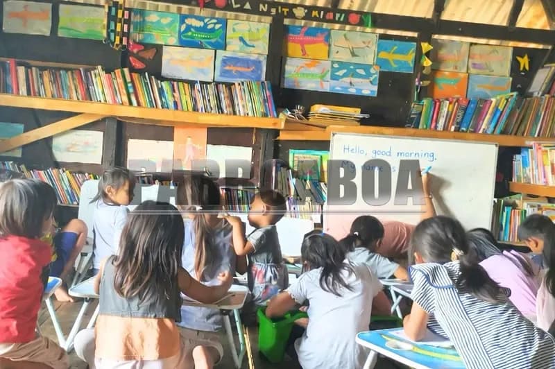 Anak-anak Sopo Belajar di Dusun Binangara, Desa Hainggaan, Kabupaten Samosir, sedang asyik mendulang ilmu (Foto: Eva Manurung/PARBOABOA)