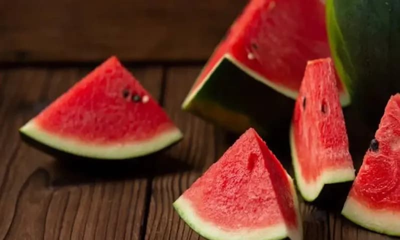 Cara memilih semangka yang manis (Foto: Freepik/Frimufilms)