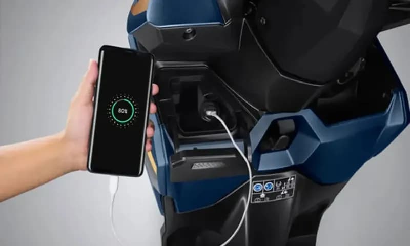 Panduan gunakan power charger pada sepeda motor. (Foto: Dokumen Honda)
