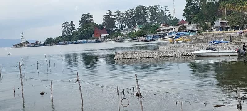 Permukaan Danau Toba yang mulai menurun (foto: P. Hasudungan Sirait/PARBOABOA)