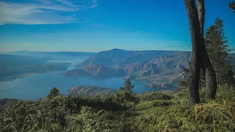 Pusuk Buhit di Pulau Samosir, secara sastra diyakini sebagai tempat awal kehidupan masyarakat Batak (Foto: Rizal/PARBOABOA)