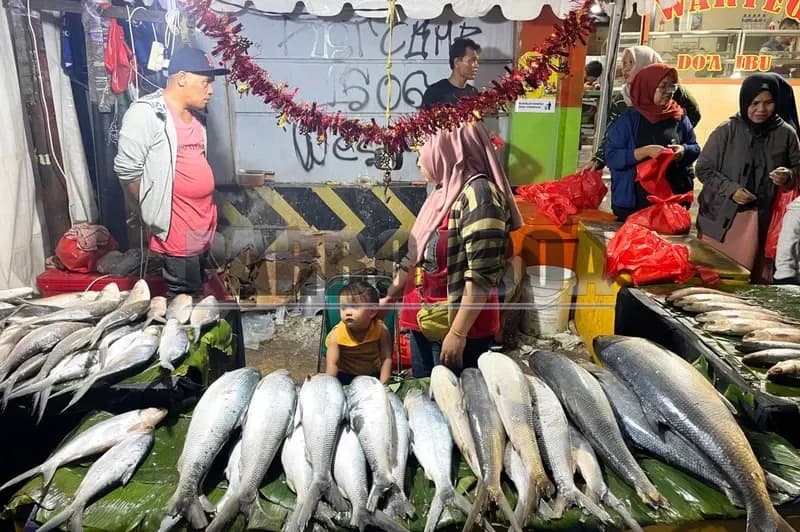 Pedagang sedang menjajakan bandeng di Rawa Belong (Foto: PARBOABOA/Defri Ngo).