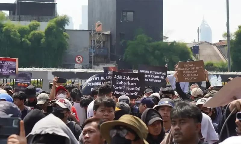 Ribuan massa melakukan demonstrasi di depan gedung DPR RI menolak revisi UU Pilkada. (Foto: Instagram/@kabarsejuk)