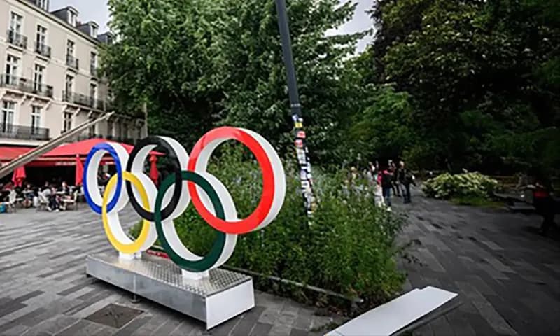 Logo Olimpiade 2024 yang ditempatkan di berbagai penjuru kota Paris, Prancis. (Foto: AFP/LOIC VENANCE)
