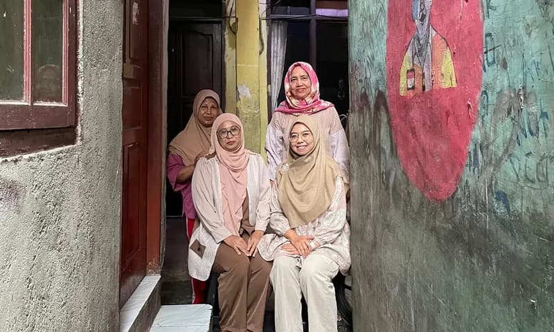 Muhayanah (kiri depan) dan Silvi (kanan depan) bersama dua kader TB lain di Kecamatan Palmerah (Foto: PARBOABOA/Defri)