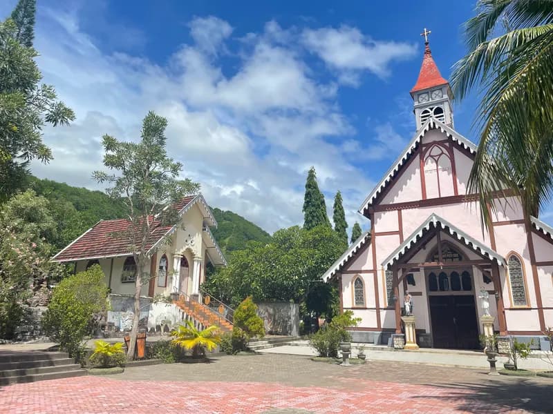 Tampak depan Gereja Tua Sikka dan kapela Senhor di sisi kiri (Foto: PARBOABOA/Defri Ngo).