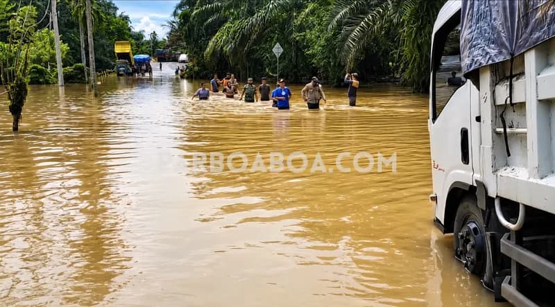 Jalan raya menjadi kubangan (Foto: Demon Fajri/PARBOABOA).