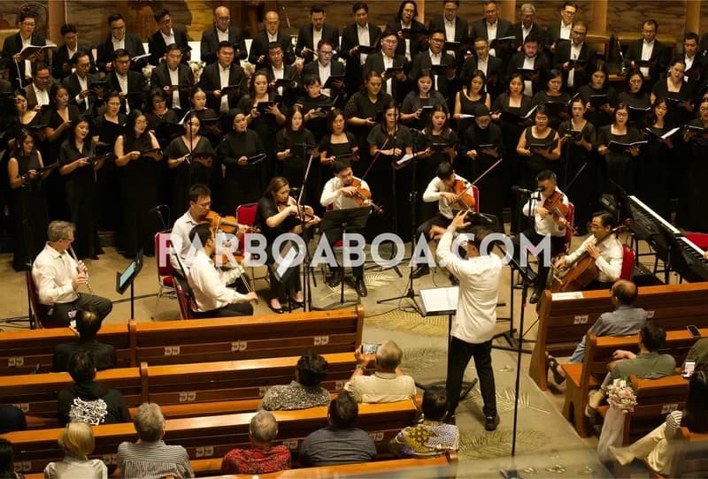 Alumni PSM Unpar, Batavia Madrigal Singers, dan JCO Chamber Players yang diaba Avip Priatna.
