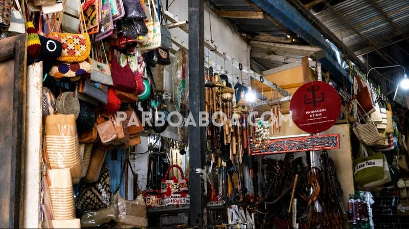 Beragam produk kriya khas Batak dijual di Pasar Tomok (Foto: Altamis/PARBOABOA).