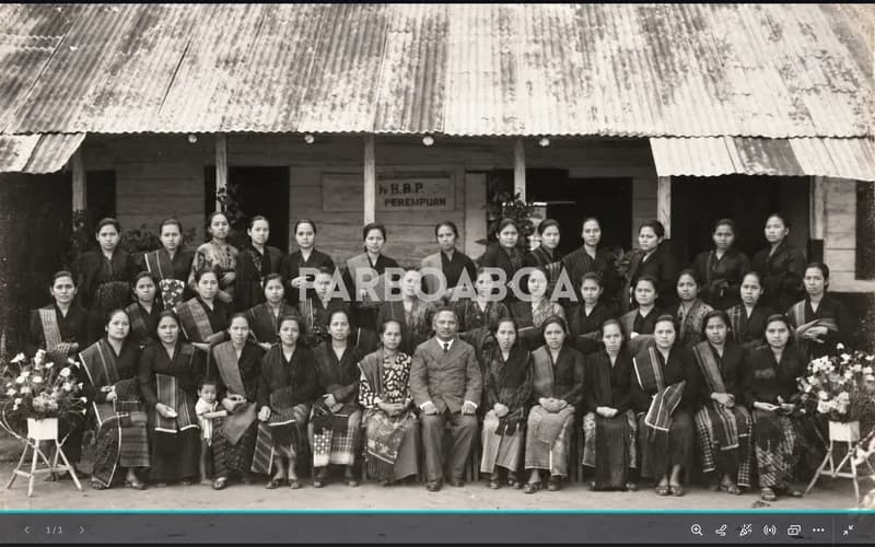 Sang pimpinan, Pendeta Kasianus Sirait (Ephorus HKBP 1940-1942) bersama para siswi Sekolah Bibelvrow, pada 1952. (Sumber: arsip KBAM)