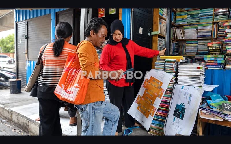 Jual-beli di pasar buku bekas Jalan Hitam, Medan (Foto: Dormaulina Sitanggang/PARBOABOA).