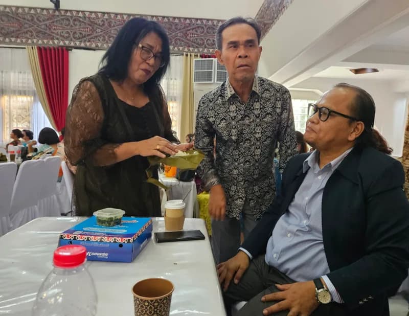 Pendi Sinaga diapit oleh Riado Lumbantoruan (kiri) dan Ketua IKBPAS, Adi Belso Sirait (Foto: P. Hasudungan Sirait).