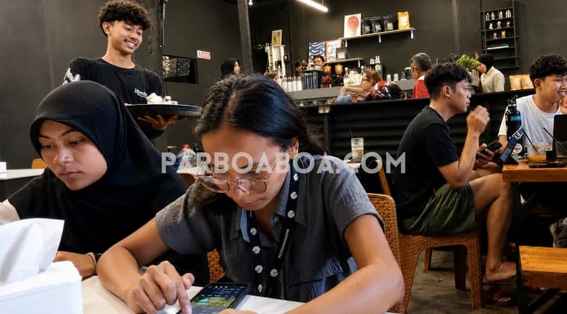 Kaum muda bemarkas di kedai kopi (Foto: P. Hasudungan Sirait/PARBOABOA)