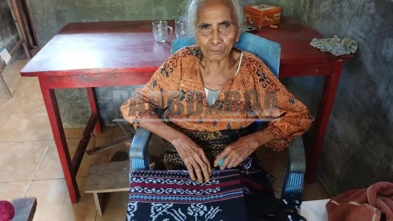 Ina Mise dengan foto utan yang telah jadi (Foto: Risna Ase/PARBOABOA)