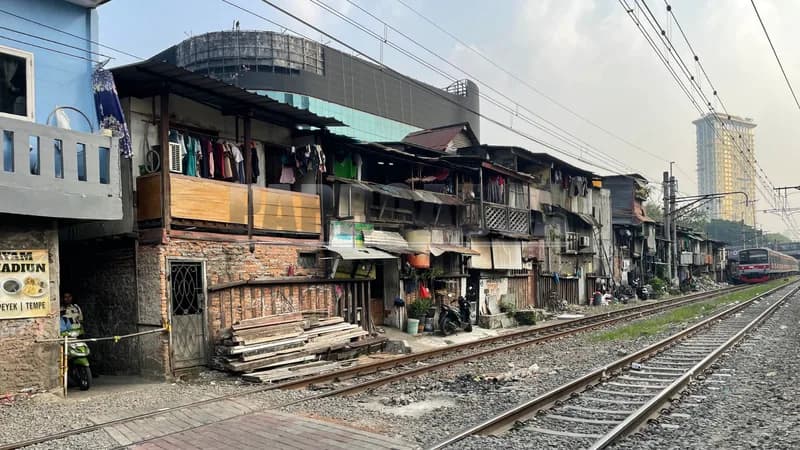 Deretan rumah yang berjejer di sempadan rel kereta (Foto: PARBOABOA/Defri Ngo)