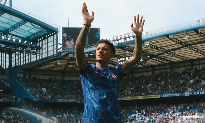 Transfer Jadon Sancho ke Chelsea menjadi salah satu saga menarik di bursa transfer musim panas 2024. Isu yang beredar cukup panas, menggambarkan seolah-olah Manchester United secara sepihak mendepak winger asal Inggris tersebut. (Foto: Instagram/@chelseaf