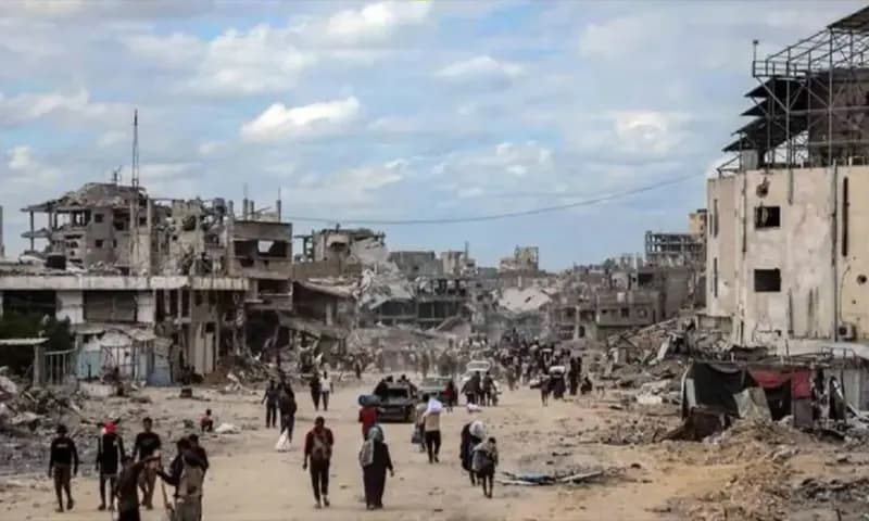 Penduduk Palestina berjalan melintasi bangunan-bangunan yang hancur saat kembali ke Khan Younis, di Jalur Gaza selatan, Minggu (12/10/2025), (Foto: Dok. ANTARA)